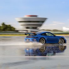 Porsche 911 GT3 auf bewässerten Fläche