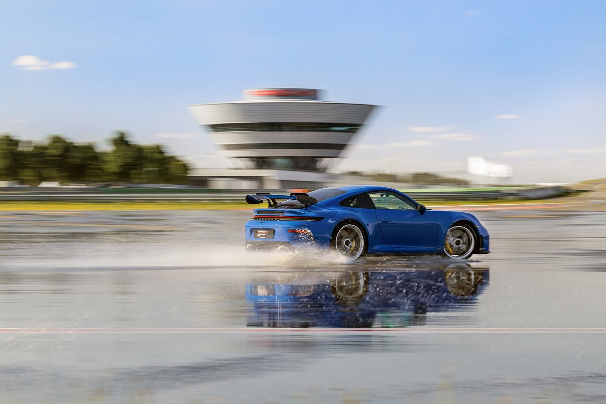 Porsche 911 GT3 auf bewässerten Fläche