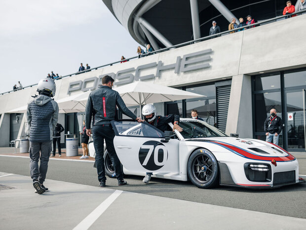 Personen nehmen an einer Copilot Fahrt im Porsche 935 teil