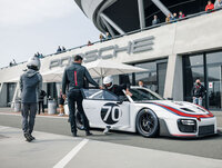 Personen nehmen an einer Copilot Fahrt im Porsche 935 teil