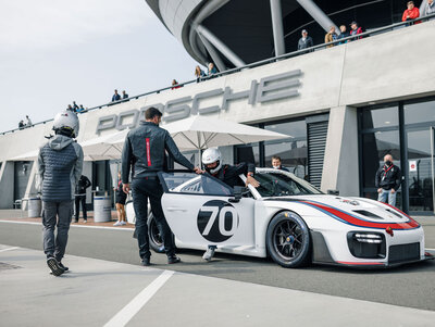Personen nehmen an einer Copilot Fahrt im Porsche 935 teil