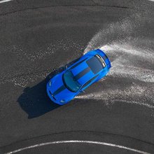 Porsche 911 GT3 im Drift auf bewässerten Fläche