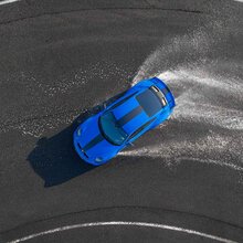 Porsche 911 GT3 im Drift auf bewässerten Fläche