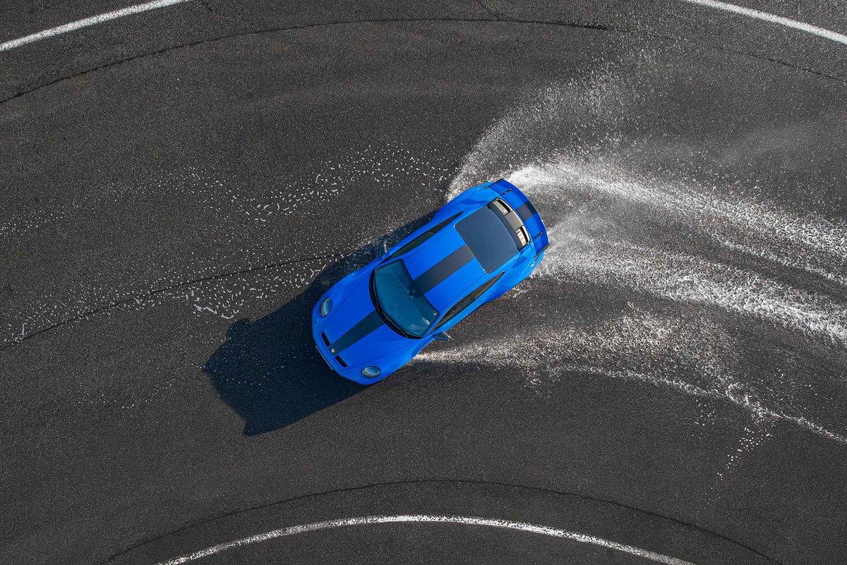 Porsche 911 GT3 im Drift auf bewässerten Fläche