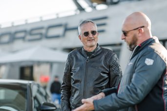 Ein Instrukteur erklärt einem Kundenfahrzeug Details