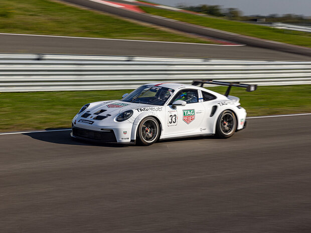 Ein Porsche 911 GT3 Cup auf der Rennstrecke des Porsche experience Center, Leipzig