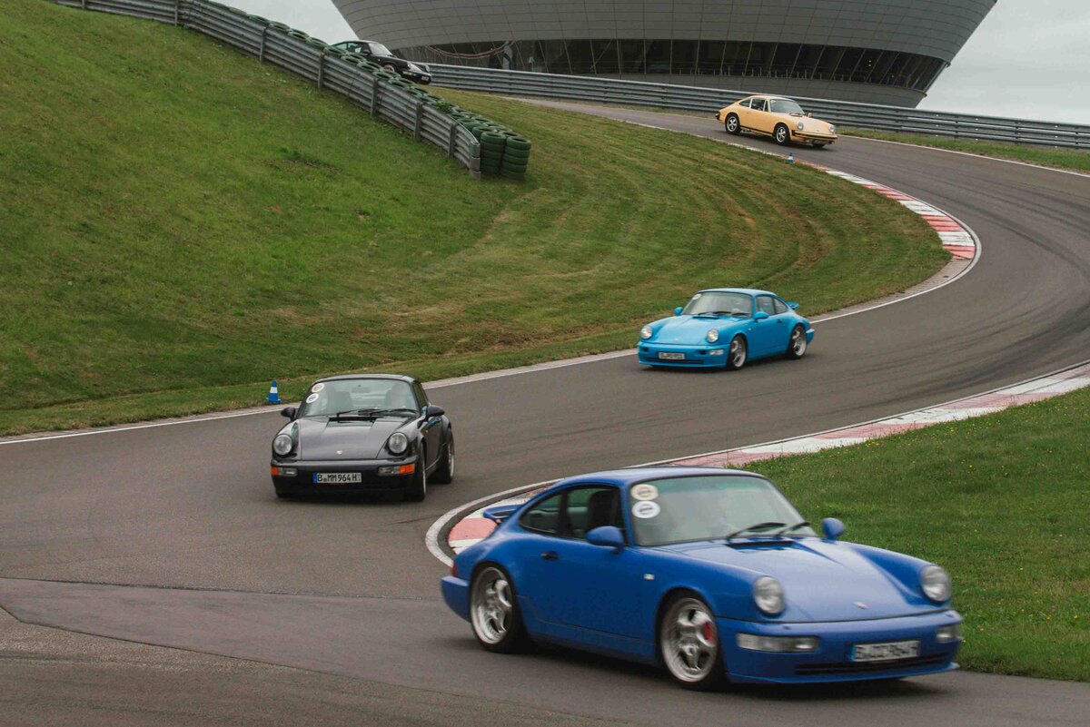 Porsche Oldtimer auf der Rundstrecke