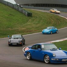 Porsche Oldtimer auf der Rundstrecke