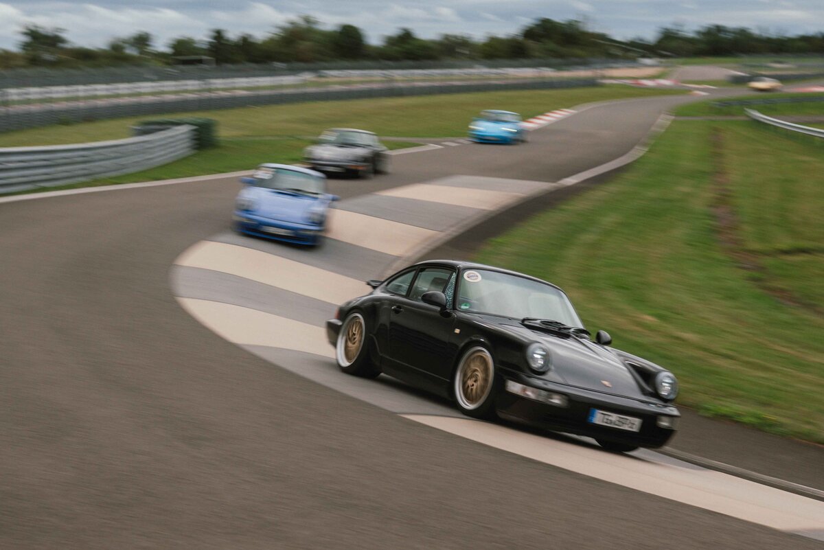 Porsche Oldtimer im Karussell der Rundstrecke