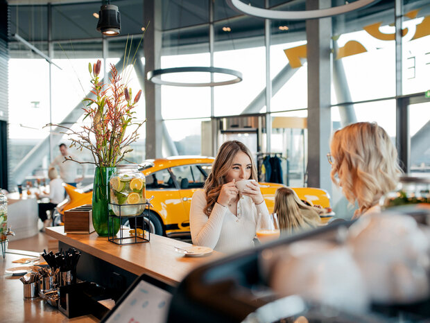 Zwei Personen sitzen im Carrera Café und trinken Kaffee