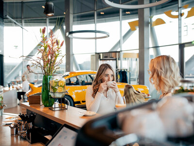 Zwei Personen sitzen im Carrera Café und trinken Kaffee