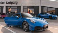Instrukteur weißt Frau vor dem Fahren ein.