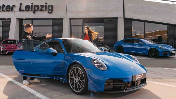 Instrukteur weißt Frau vor dem Fahren ein.