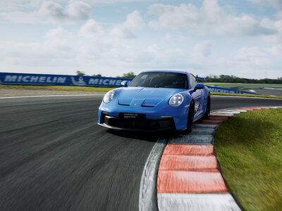 Ein Porsche 911 auf der Rennstrecke des Porsche experience Center, Leipzig