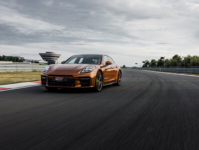 Ein Porsche Panamera auf der Rennstrecke des Porsche experience Center, Leipzig