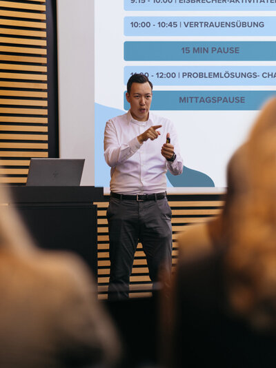 Ein Mann hält eine Präsentation