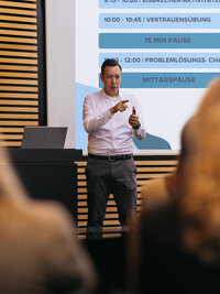 Ein Mann hält eine Präsentation