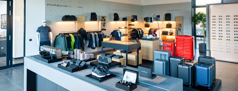 Porsche Design Store innen. Koffer, Outdoorjacken, T-Shirts, Accessoires.