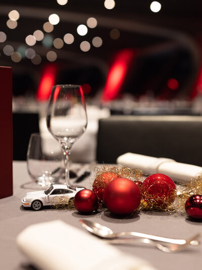 Ein weihnachtlich dekorierter Tisch im hauseigenen Restaurant ist zu sehen.