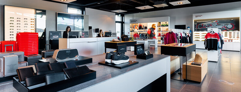 Porsche Design Store innen. Koffer, Outdoorjacken, T-Shirts, Accessoires.