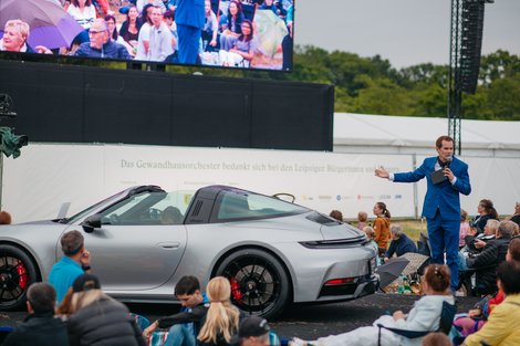 Moderator präsentiert direkt beim Publikum