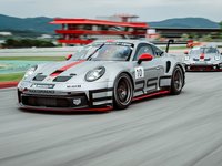 Porsche Cup Fahrzeug auf Rennstrecke in Barcelona.