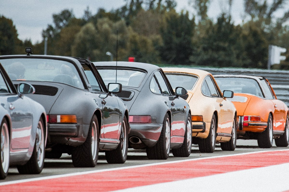 Mehrere klassische Porsche neun elf Fahrzeuge in der Boxengasse des Porsche experience Center, Leipzig
