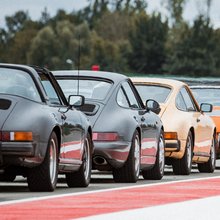 Mehrere klassische Porsche neun elf Fahrzeuge in der Boxengasse des Porsche experience Center, Leipzig