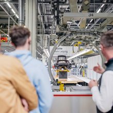 Der Werksführer erklärt den Produktionsabschnitt der Unterbau Verarbeitung.