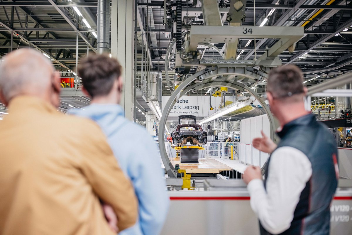 Der Werksführer erklärt den Produktionsabschnitt der Unterbau Verarbeitung.