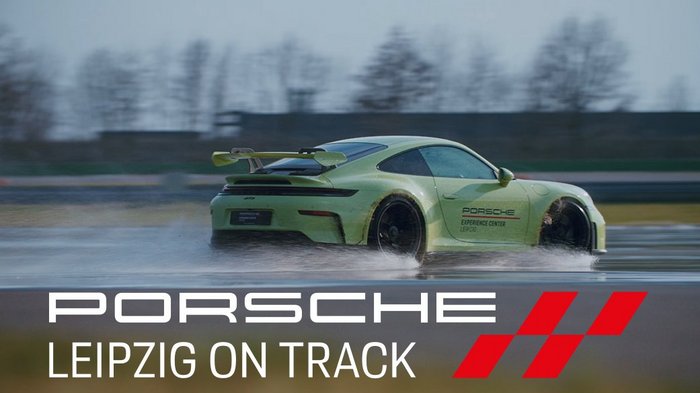 Porsche 911 GT3 auf bewässerter Fahrbahn
