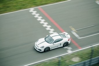 Ein weißer Porsche 911 überquert. Die Stadt ziehen auf der Strecke des Porsche experience Center Leipzig