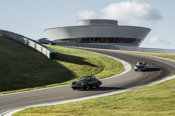 Klassische Porsche Sportwagen auf der Rennstrecke des Porsche experience Center, Leipzig