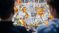 Zwei Personen bei einer Führung durch die Produktion im Porsche Werk, Leipzig