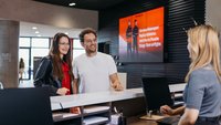 Ein Pärchen beim Checkin am Empfang des Porsche experience Center, Leipzig