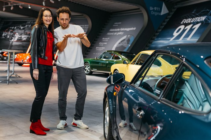 Ein Pärchen bei der Besichtigung der Porsche Fahrzeug Ausstellung im experience Center, Leipzig