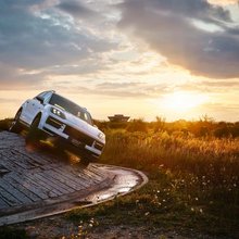 Ein Porsche Cayenne Gelände beim befahren der Schräghangbahn