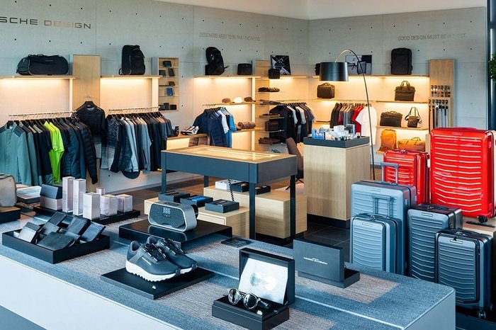 Eine Anordnung von Produkten im Porsche Design Store, Leipzig