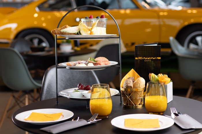 Eine Anordnung von Speisen und Getränken zeigen das Frühstück im Carrera Kaffee