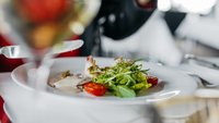 Ein gedeckter Tisch mit köstlichen Speisen und Getränken