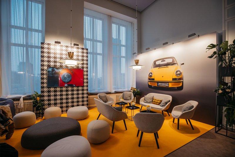 Eine Lounge ist zu sehen, die mehrere gemütliche Sitzmöglichkeiten hat.