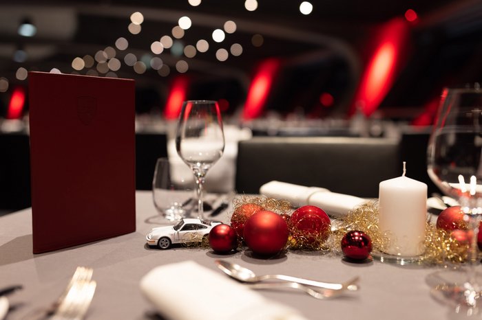 Ein weihnachtlich dekorierter Tisch im hauseigenen Restaurant ist zu sehen.